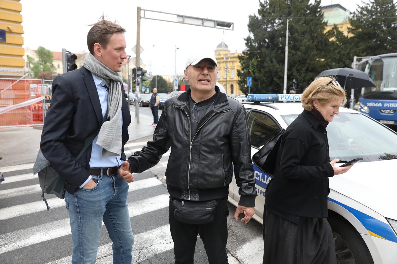 Zagreb: Skela i dio zgrade urušili se na automobile u Klaićevoj ulici