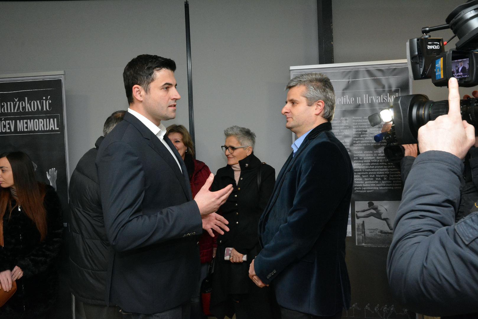 Bernardić je istaknuo da mu je bila želja večeras doći u Jasenovac kako bi podržao rad ove ustanove, samu manifestaciju Noć muzeja, ali i kako bi odao počast u miru i dostojanstvu žrtvama stradalima u najvećem sabirnom logoru i logoru smrti u NDH