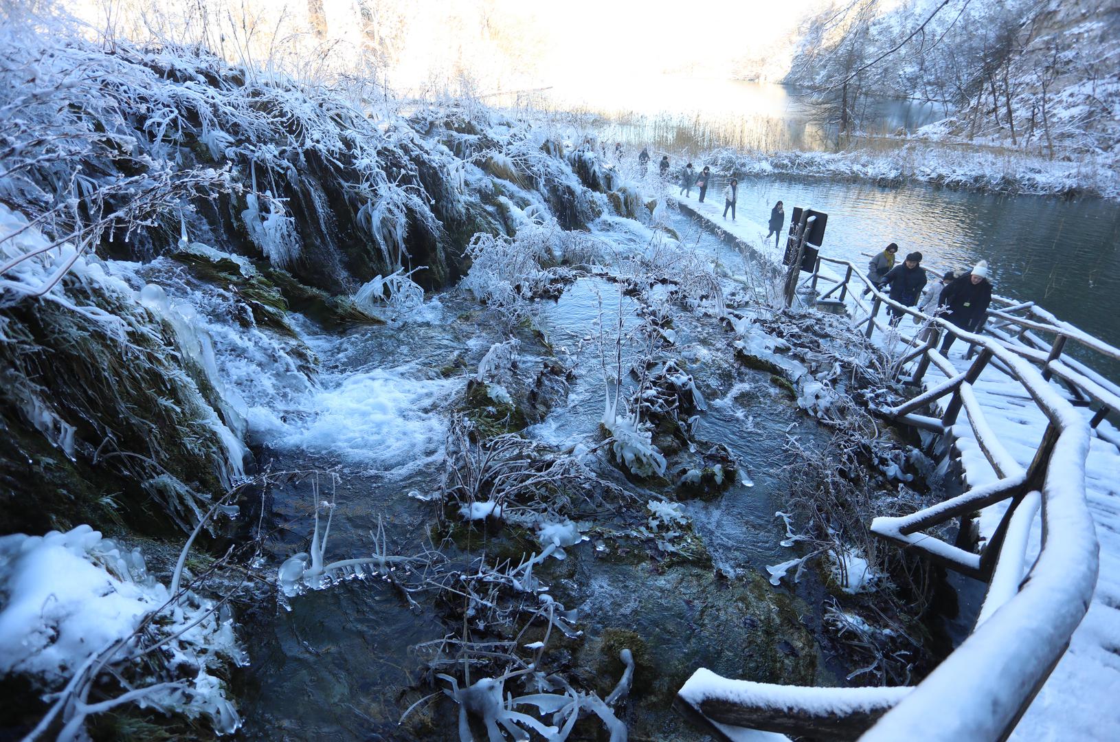 13.01.2024., Plitvicka jezera - Snijeg i debeli minusi zaledili su slapove na Plitvickim jezerima koji mame uzdahe brojnih posjetitelja. Photo: Kristina Stedul Fabac/PIXSELL