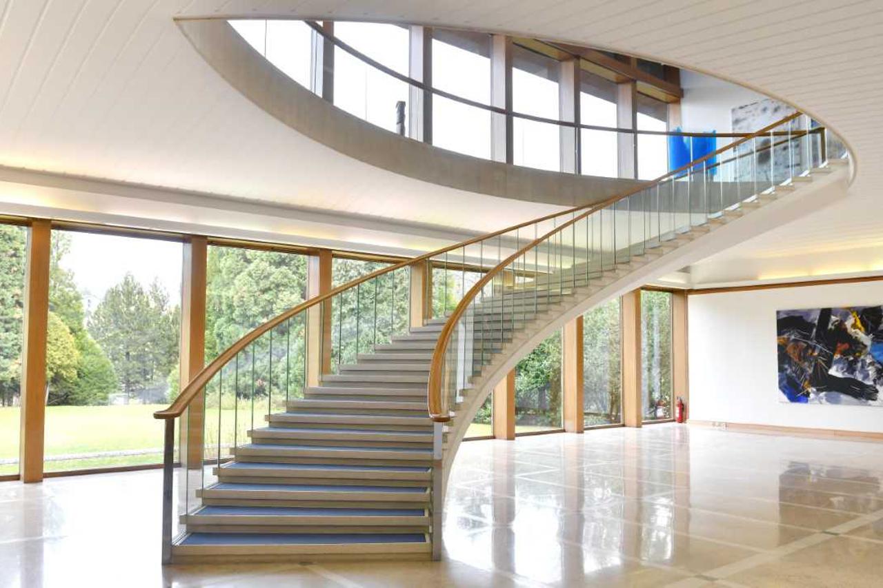 Dva mjeseca od pobjede na predsjedničkim izborima s Pantovčaka su maknute sve biste koje su krasile predvorje Predsjedničkih dvora