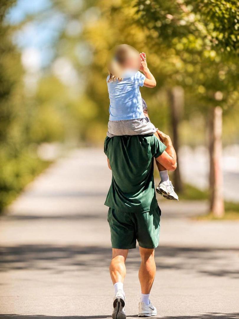 Modrić je na svom Instagram profilu podijelio niz fotografija koje prikazuju opuštene, svakodnevne trenutke oca i kćeri. Umjesto glamuroznih slavlja, pratitelji su imali priliku vidjeti kako slavni nogometaš svojoj kćeri suši kosu u kupaonici, nosi je na ramenima tijekom šetnje sunčanim drvoredom te kako zajedno poziraju s osmijehom na licima. Na jednoj od fotografija Luka nosi i polo majicu s grbom Hrvatskog nogometnog saveza, čime je dodatno oduševio domaće navijače.