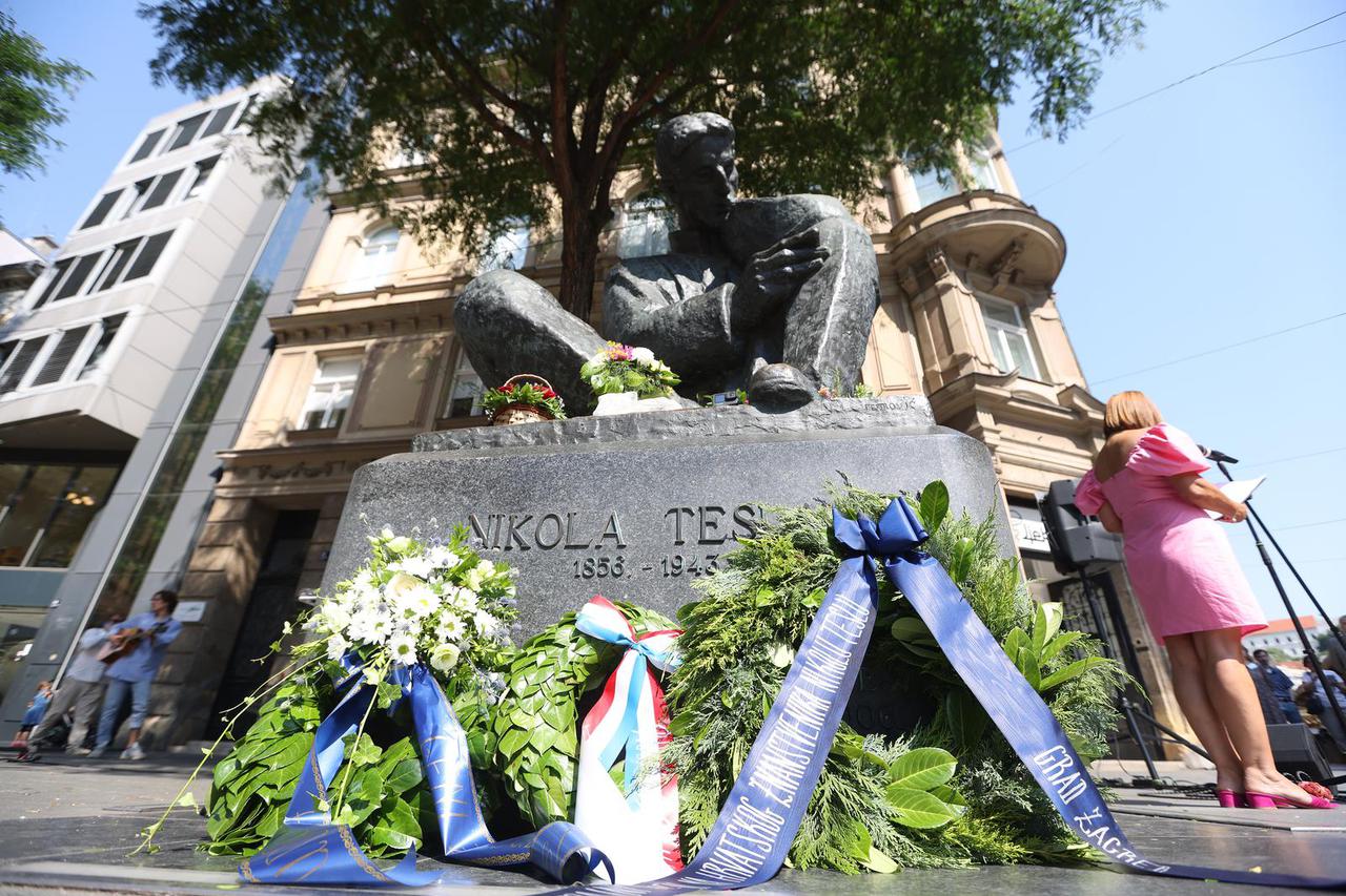 Zagreb: Polaganje cvijeća na spomenik Nikole Tesle  povodom Teslinog 167. rođendana