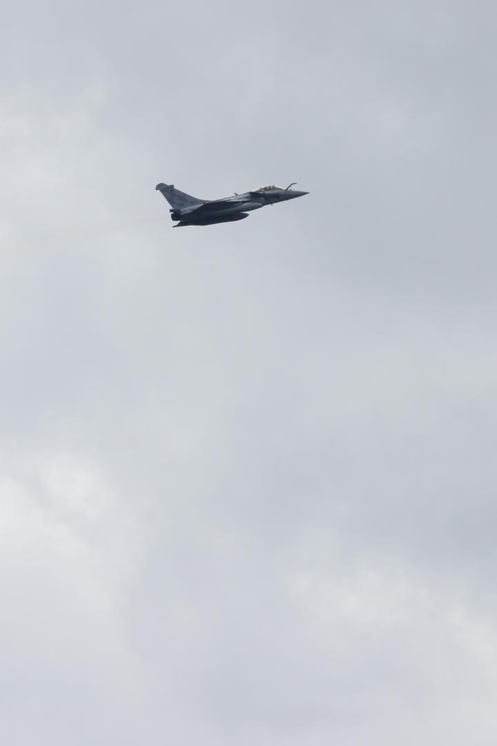 Piloti Hrvatskog ratnog zrakoplovstva, koji su se mjesecima obučavali za upravljanje ovim višenamjenskim borbenim avionima, dovoze prvih šest od ukupno 12 aviona u Hrvatsku.