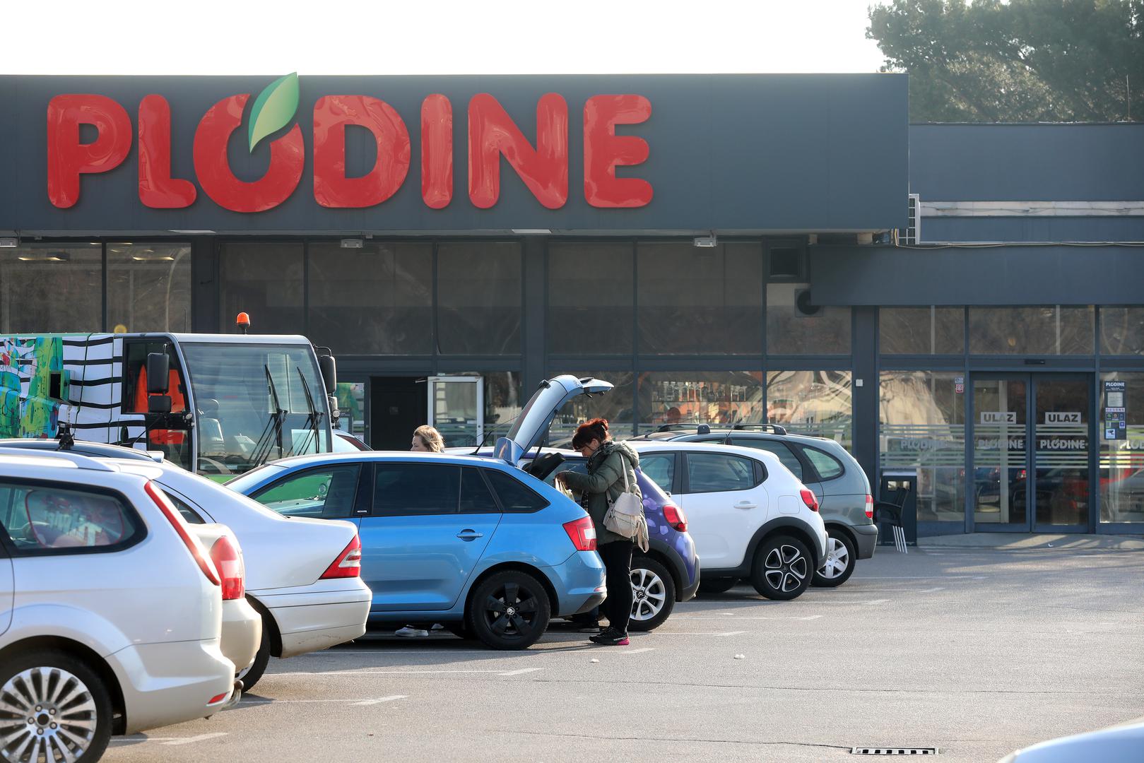 07.02.2025., Rijeka - Parkiralista pred trgovinama poznatih trgovackih lanaca puna automobila i kupaca Photo: Goran Kovacic/PIXSELL