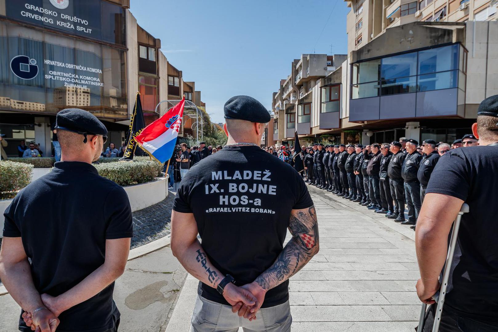 "Težak je to bio put, ali je bio put pun ponosa i hrabrosti. Ima nas, ima naše djece, ima mladih domoljuba, ima hrvatske budućnosti", poručio je i dodao kako se, iznad svega, danas treba pokloniti onima koji nisu dočekali ovu obljetnicu.