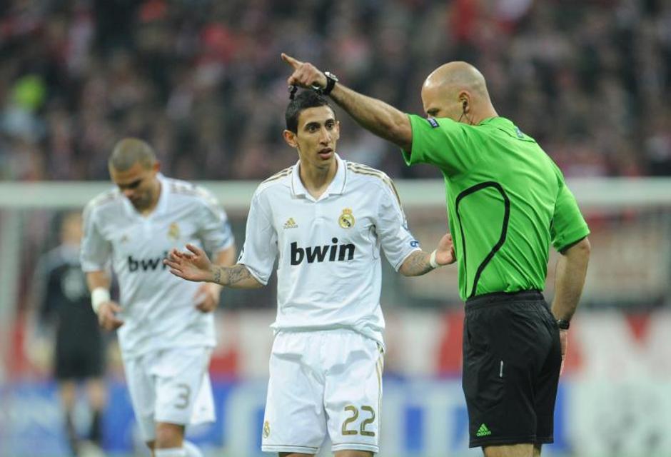 'Referee Howard Webb (R) gestures while Angel Di Maria of Madrid argues during the Champions League semi-final first leg soccer match between FC Bayern Munich and Real Madrid at the Allianz Arena in M