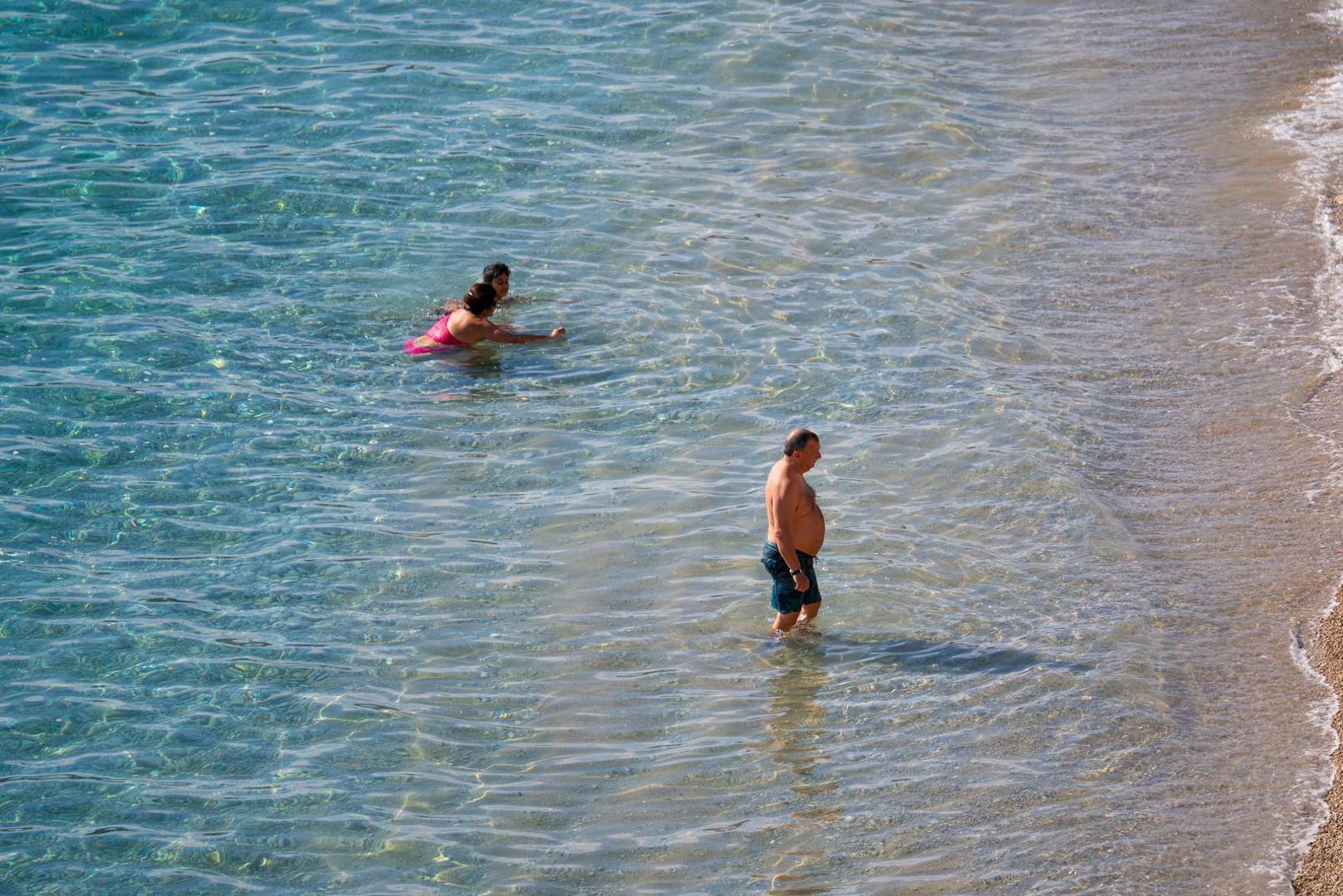 Temperatura zraka ovih se dana penje gotovo do ljetnih vrijednosti pa je sunce izmamilo hrabre kupače na plaže.