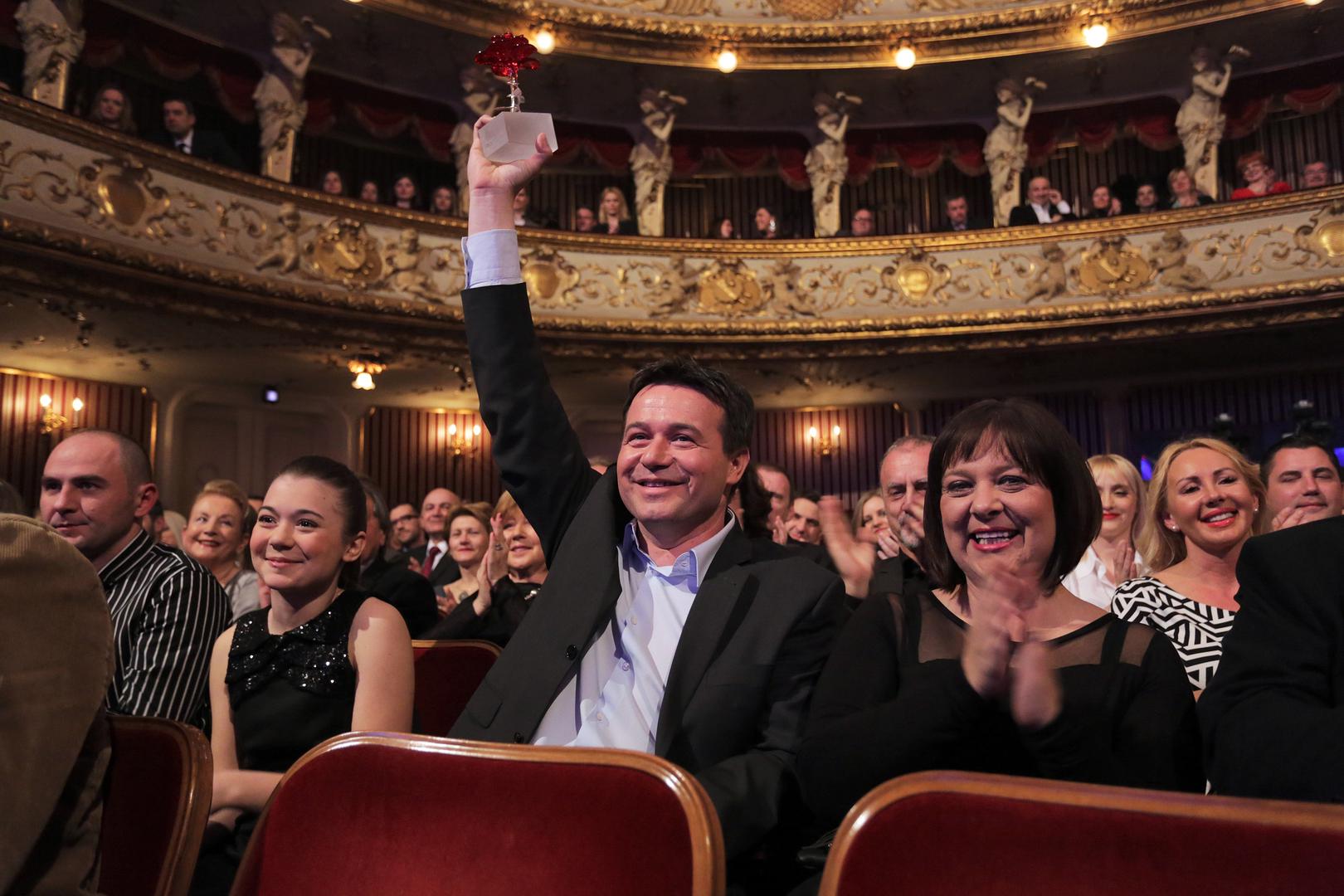 Kao prva medijska nagrada u neovisnoj Hrvatskoj, pojavila se svega godinu dana nakon svog “starijeg brata” Porina, u izazovnim poratnim okolnostima kada je čitateljima Večernjeg lista, ali i cijelom društvu, bila potrebna svaka iskra optimizma. 