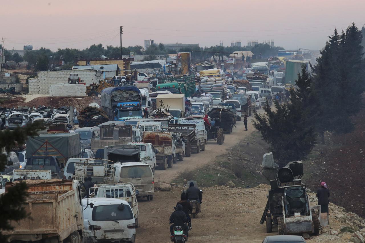 Nepregledne kolone vozila iz provincije Idlib, u kojoj živi više od 3,5 milijuna ljudi, povlače se prema turskoj granici
