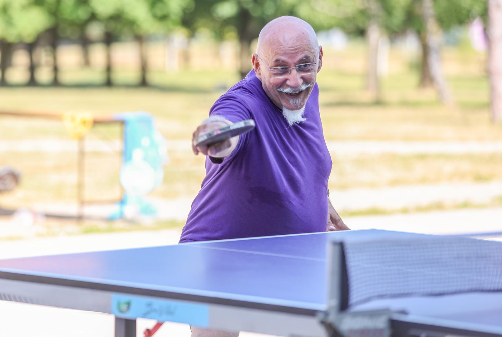 Kvizaši će i ove godine igrati za viši cilj jer će sav prihod od kotizacija kviza biti doniran za humanitarnu akciju „Palčići“. Udruzi „Palčići“ također će biti donirana i sva sredstva od prodanih majici.