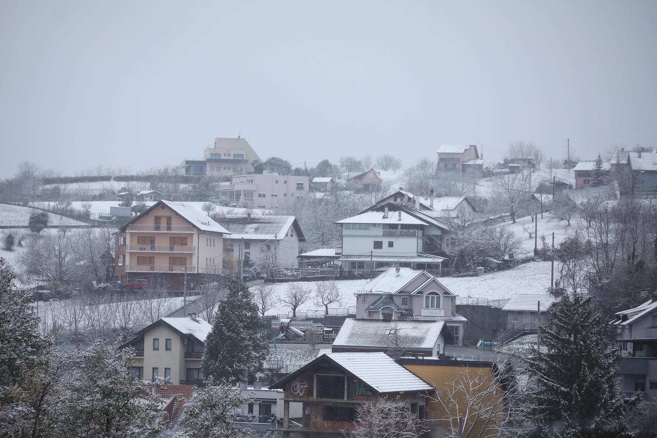 Zagreb: Zimska panorama Bizeka iznad Gajnica