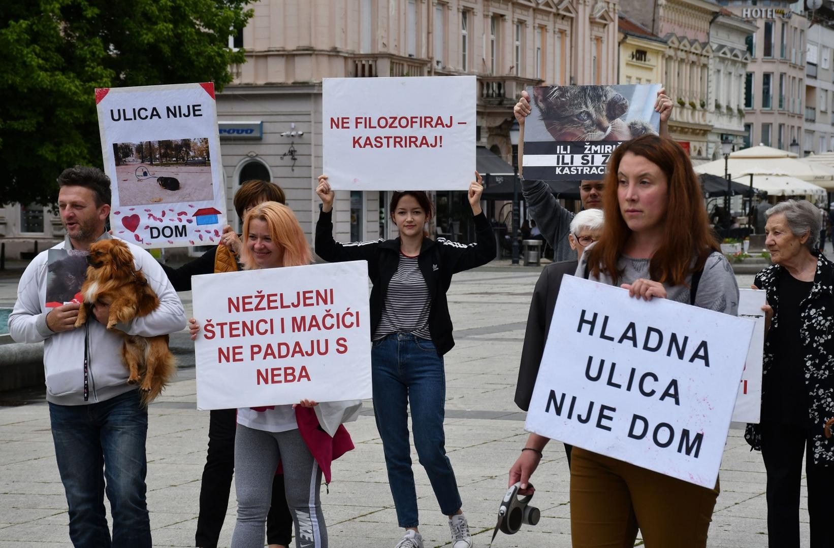 20.06.2020. Slavonski Brod - Prosvjedni skup ljubitelja zivotinja Ulica bez lutalica. Photo: Ivica Galovic/ PIXSELL