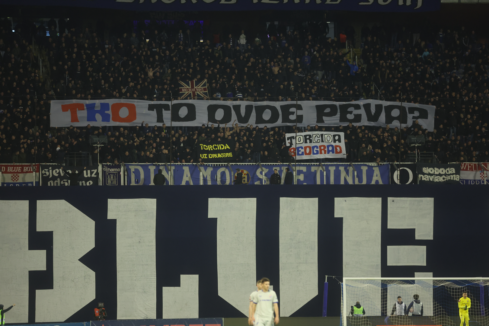 Boysi su na današnjoj utakmici podignuli tri transparenta na tu temu. Na jednom je pisalo "Torcida Beograd" alduirajući na poznati transparent splitske navijačke skupine "Torcida Zagreb". Na drugom je pislao "Tko to ovdje pjeva", a na trećem "Torcida uz drukere".