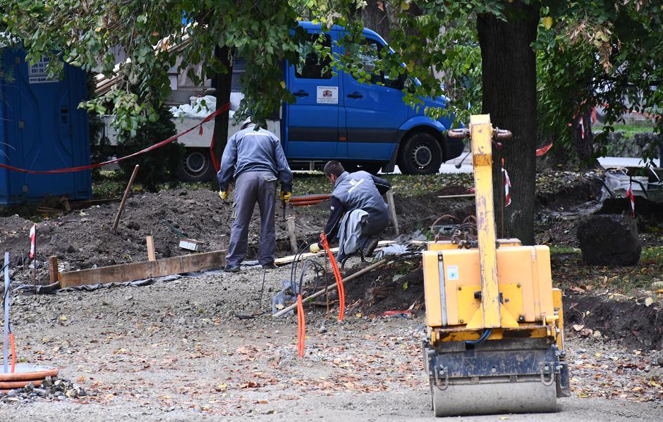 Slavonski Brod: Počeli radovi uređenja memorijalnog parka uz spomenik stradaloj djeci