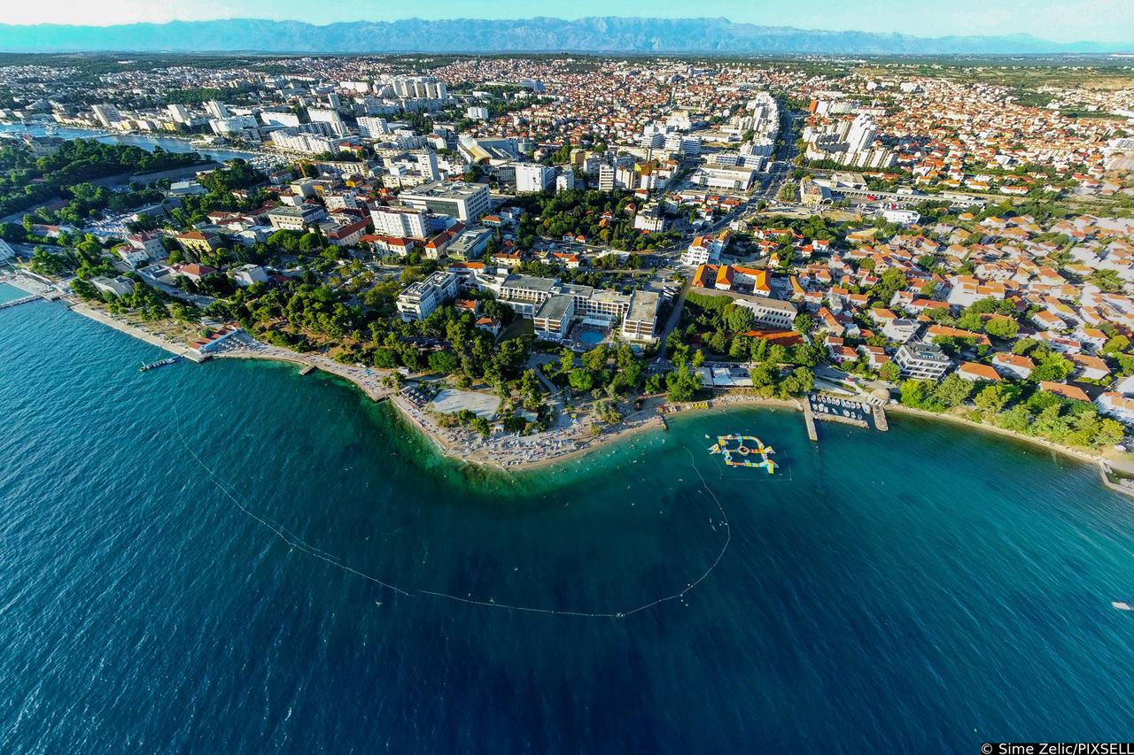 Pogled iz zraka na plažu Kolovare u Zadru