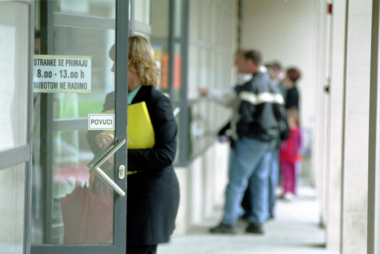 'cd86 zagreb, 09.10.2001. zavod za zaposljavanje burza rada nezaposleni snimio patrik macek'