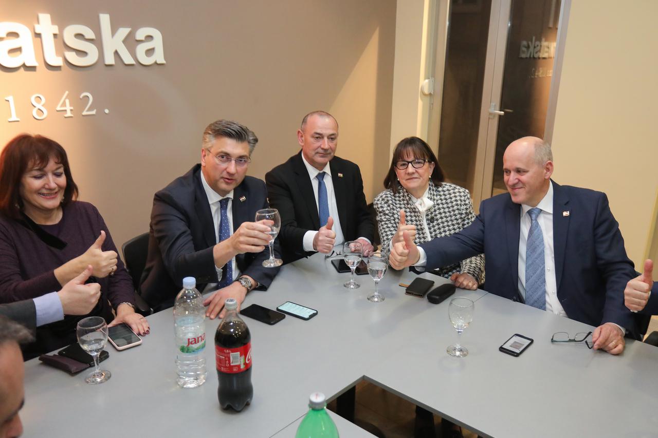 Zagreb: Izborni stožer tima "Odvažno za Hrvatsku" na unutarstranačkim izborima u HDZ-u