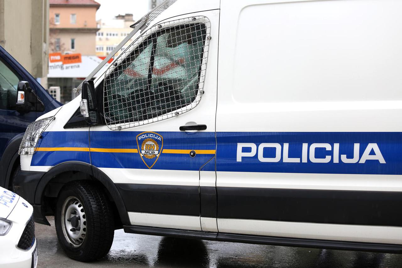 Službeni policijski automobil