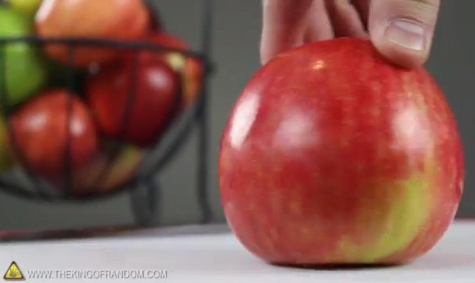 Prepolovite jabuku na pola i ostavite tijekom noći u prostoriji koja smrdi na dim. Jabuka odlično upija mirise pa će pokupiti i neugodan miris duhanskog dima. 