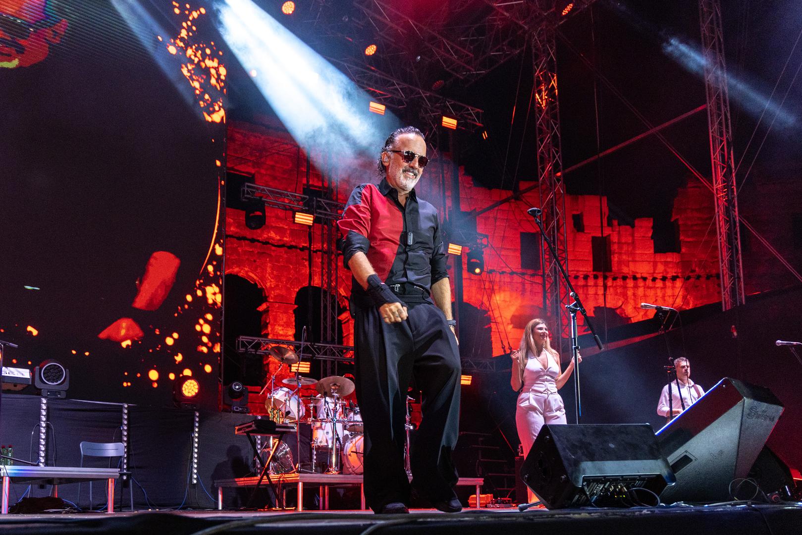  "Kažu kad ne snimate koncert kamerama, onda to bude najbolji koncert u životu. Imam osjećaj da je ovo već sad postao najbolji koncert. Ovdje je večeras moja generacija, samo je 36 godina prošlo od kako smo bili maturanti. Ljudi, sve vas obožavam. Samo ljubav!", rekao je emotivni i oduševljeni Tony. 