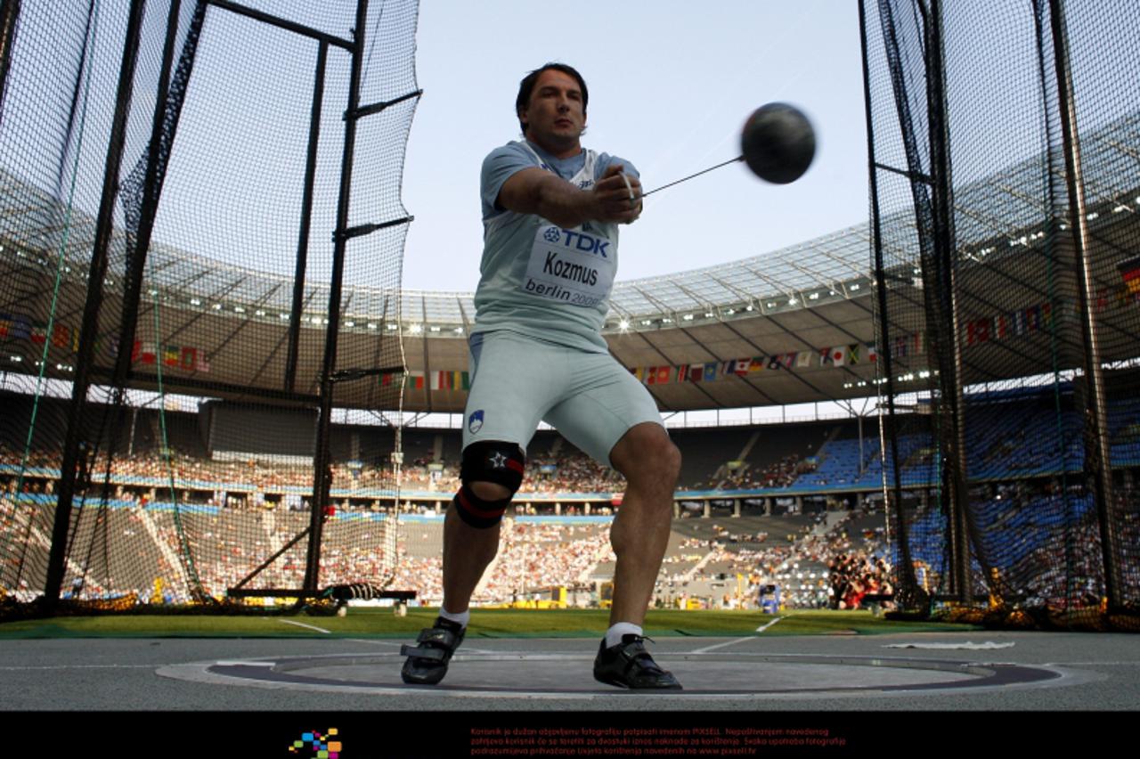 'epa01826733 Primoz Kozmus of Slovenia competes in the Hammer Throw final at the 12th IAAF World Championships in Athletics, Berlin, Germany, 17 August 2009. EPA/KAY NIETFELD +++(c) dpa - Report+++/DP