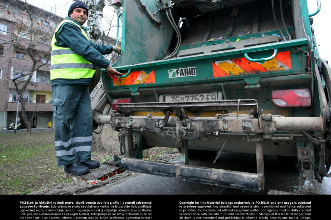 '18.03.2013., Zagreb - Zaposlenicima cistoce koji se brinu za urednost gradskih ulica stalno prijete opasnosti od nesavjesnih vozaca. Photo: Petar Glebov/PIXSELL'