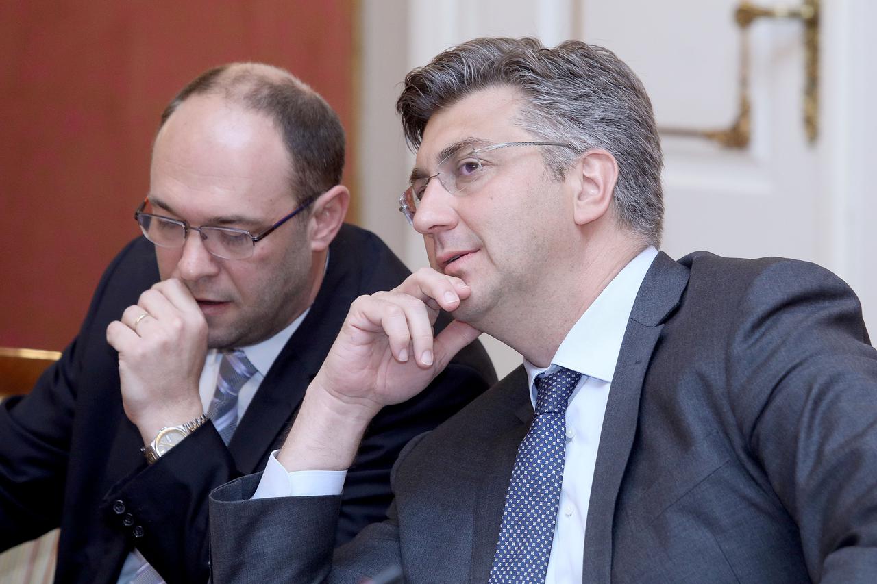 Davor Ivo Stier i Andrej Plenković na sjednici Vlade 2017.