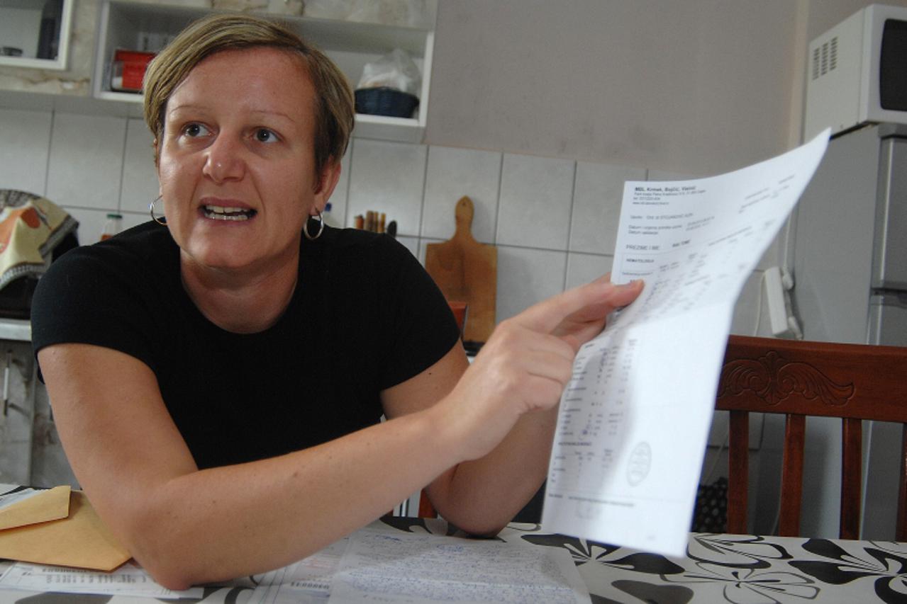 '08.10.2010.Osijek,Hrvatska,prituzbe gradjana na nemar lijecnika u KBC Osijek,Andreja Rak zali se na nemar lijecnija zbog cega je njezin otac preminuo Photo: Marko Mrkonjic/PIXSELL'