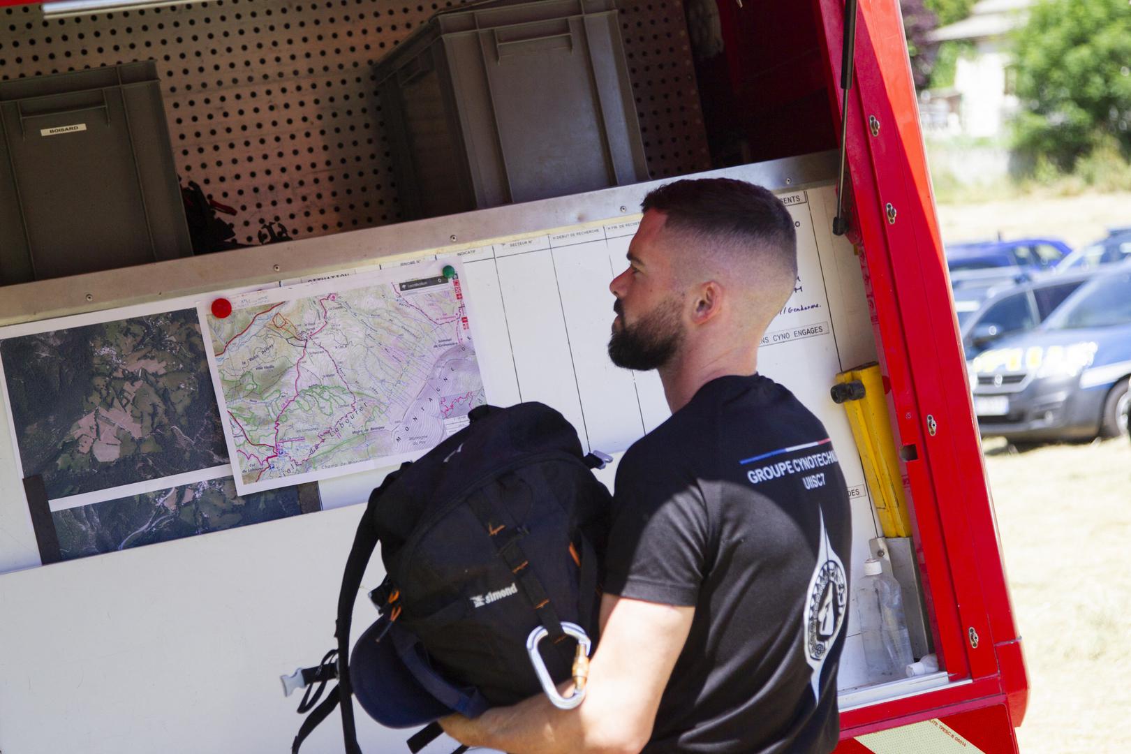 A firefighter takes his bag, behind him an IGN map of the sector. French police are engaged in an extensive air and land search for a missing two-year-old boy who disappeared from a village in the south of the country at the weekend. The toddler, Émile, was playing in the garden of his grandparents’ house in a hamlet just outside Le Vernet in the Alpes-de-Haute-Provence between Grenoble and Nice when he vanished on Saturday afternoon. Vernet, France, July 10, 2023. Photo by Thibaut Durand/ABACAPRESS.COM Photo: Durand Thibaut/ABACA/ABACA