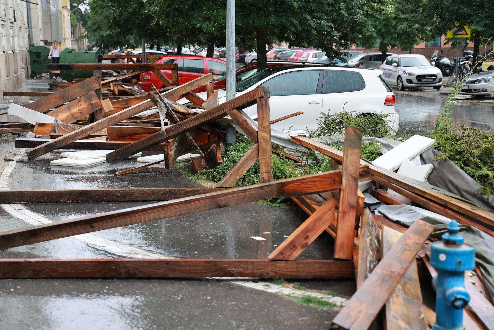 Snažno nevrijeme pogodilo je u ponedjeljak Zagreb i više dijelova Hrvatske, uz obilnu kišu, grmljavinu i olujni vjetar, a Državni hidrometeorološki zavod (DHMZ) izdao je crveno upozorenje za istok zemlje zbog mogućnosti orkanskih udara vjetra.