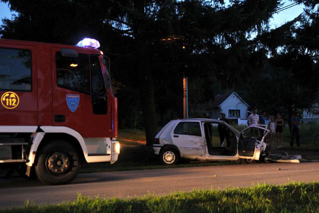 Požega,Viškovici,prometna nesreća,udario u drvo,Clio