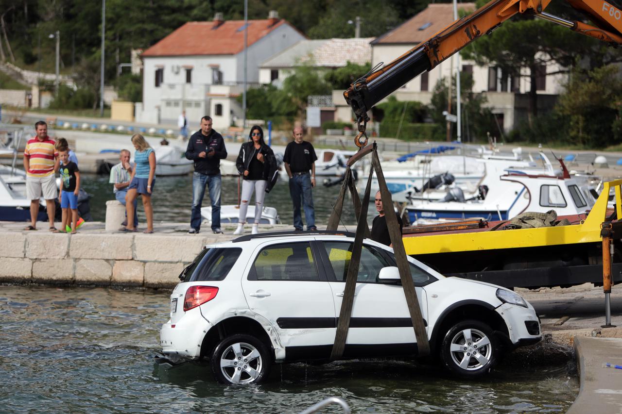 Bakarac: Auto preletio kupačima preko glave i završio u moru