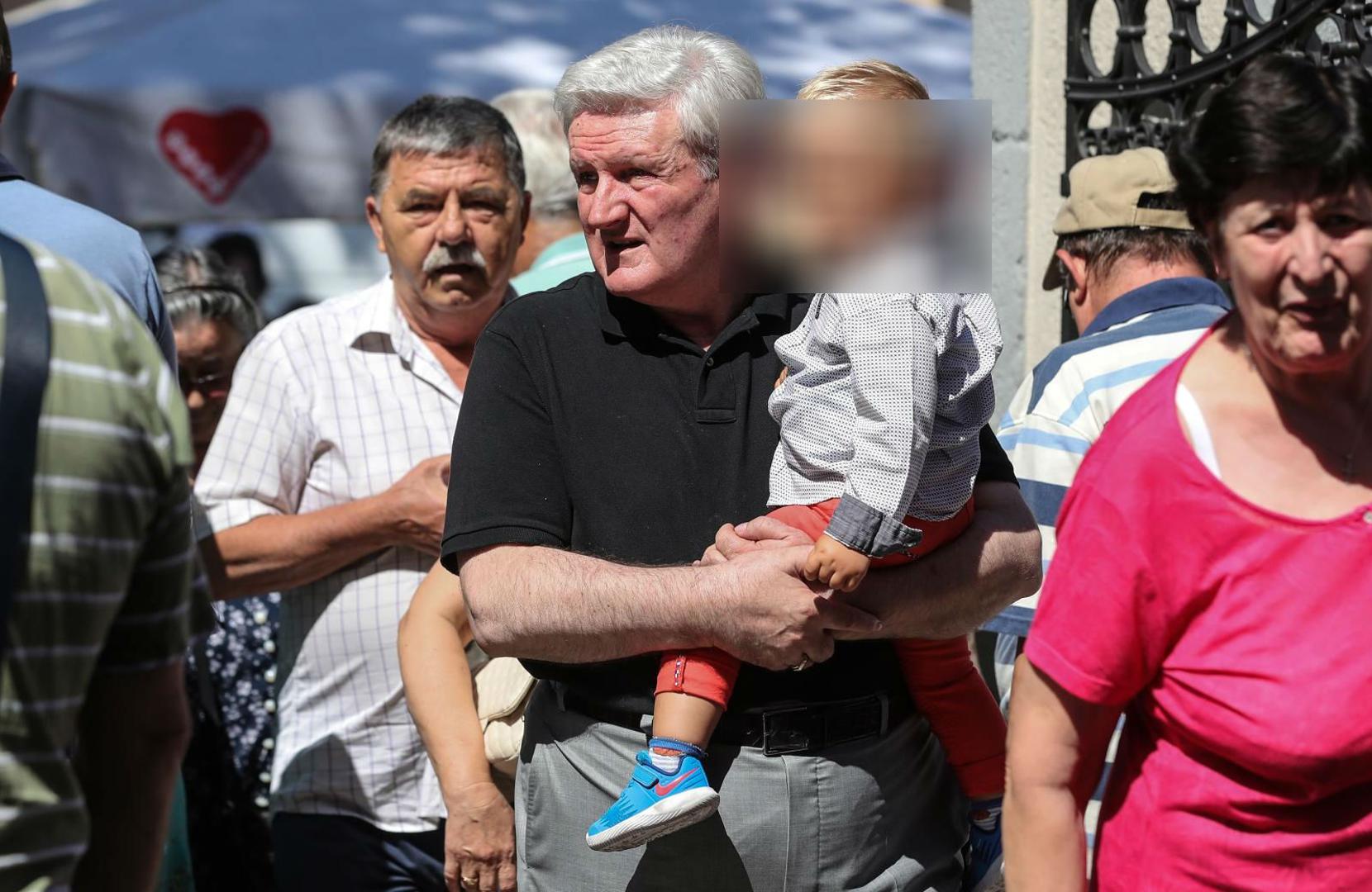 Među brojnim građanima bio je i Ivica Todorić bivši vlasnik Agrokora koji je s unukom došao na misno slavlje.