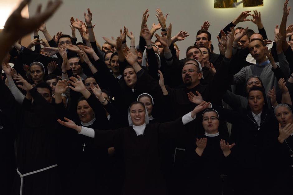Hrvatski redovnici na snimanju svoje himne