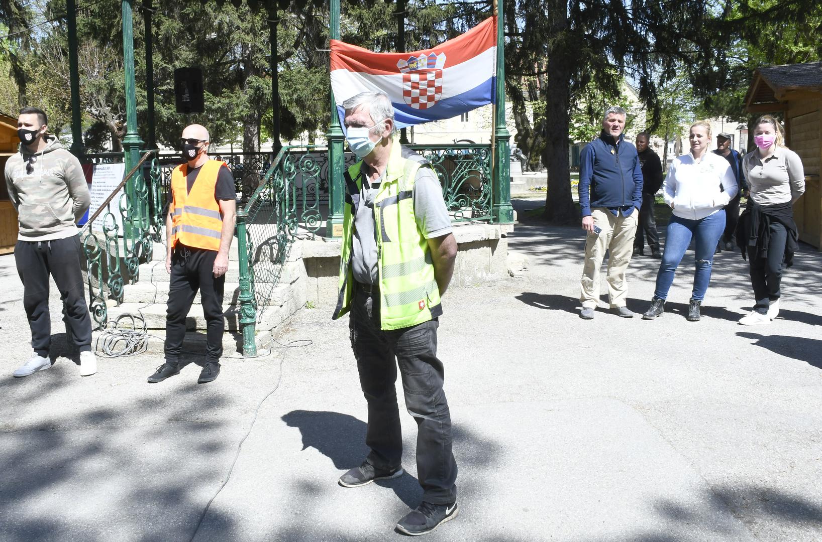 24.04.2021.,Petrinja - Prosvjed "Krik naroda s Banovine" prema svim institucijama Republike Hrvatske u organizaciji Inicijative branitelja grada Petrinje okupio je tek nekoliko desetaka Petrinjaca.Photo: Nikola Cutuk/PIXSELL