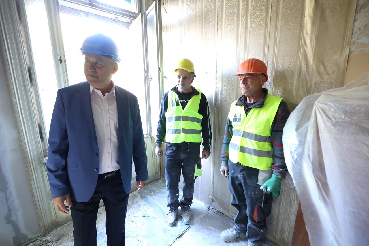 Trg J.J.Strossmayera 1, visestambena zgrada