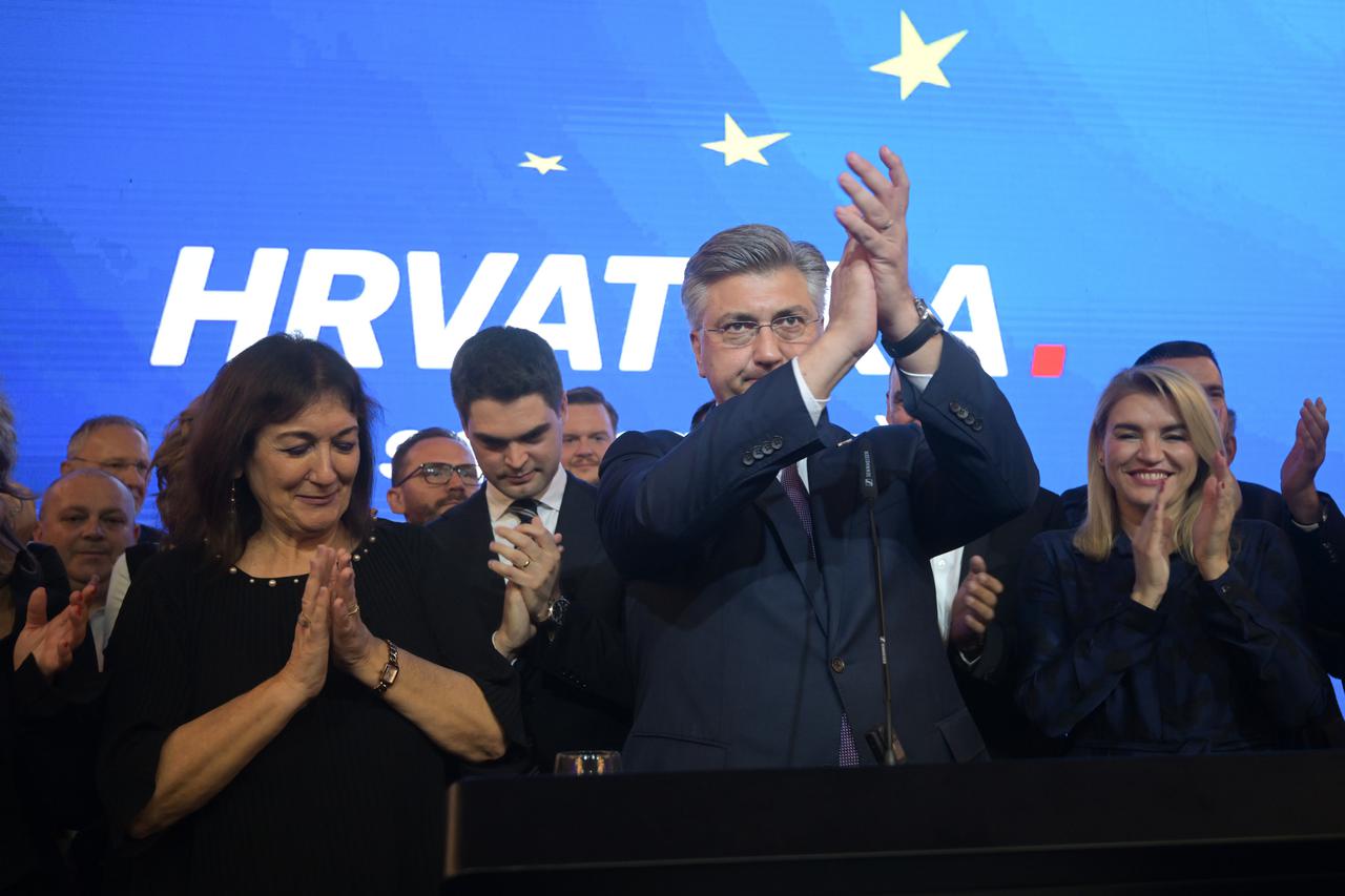 Zagreb: Slavlje Andreja Plenkovića i stranačkih kolega u stožeru nakon rezultata izbora za Europski parlament