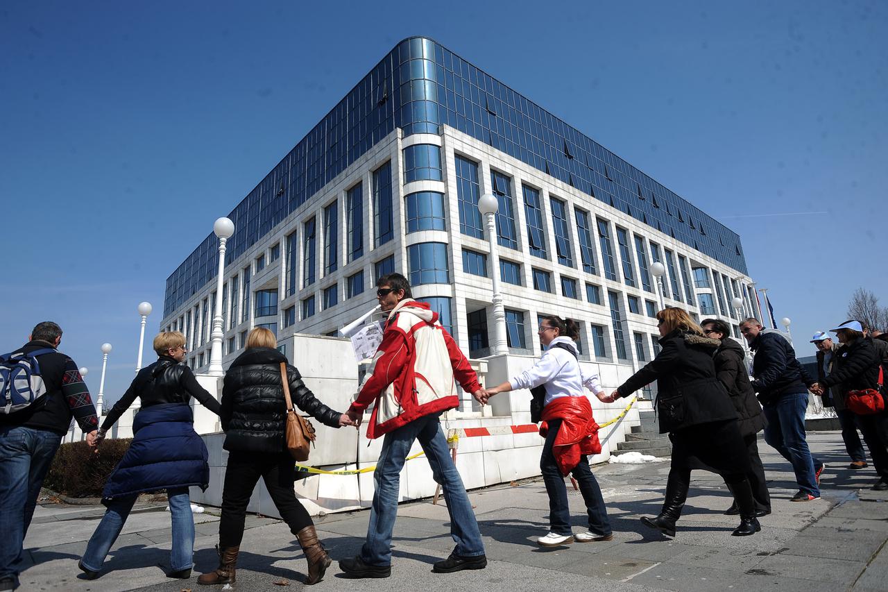 27.03.2013., Zagreb - Prosvjedni skup radnika Ine ispred upravne zgrade koji su organizirali sindikati koji djeluju u Ini, a povod prosvjedu je namjera uprave da se izdvoje radnici maloprodaje u novu tvrtku u vlasnistvu Ine te odluka o 187 radnika viska. 