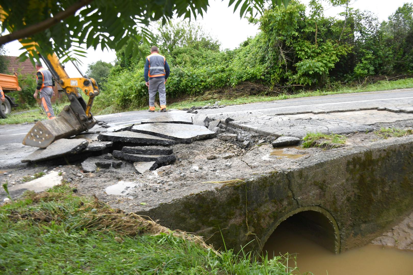 04.06.2024., Rasenica - Uslijed obilnih padalina doslo je do poplava na podrucju Bjelovarsko-bilogorske zupanije, a najgore su prosli zitelji mjesta Gornja i Donja Rasenica. Zbog puknuca asfalta u Donjoj Rasenici do daljnjeg ce biti prekinut promet na dionici Grubisno Polje - Daruvar preko Ivanovog Sela.  Photo: Damir Spehar/PIXSELL