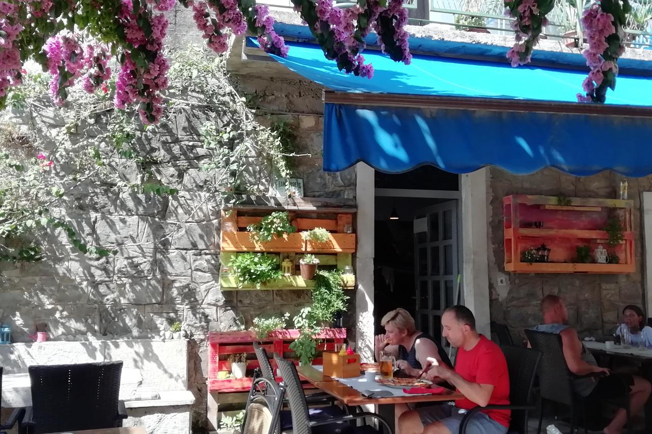 Restoran '2 Monkeys'