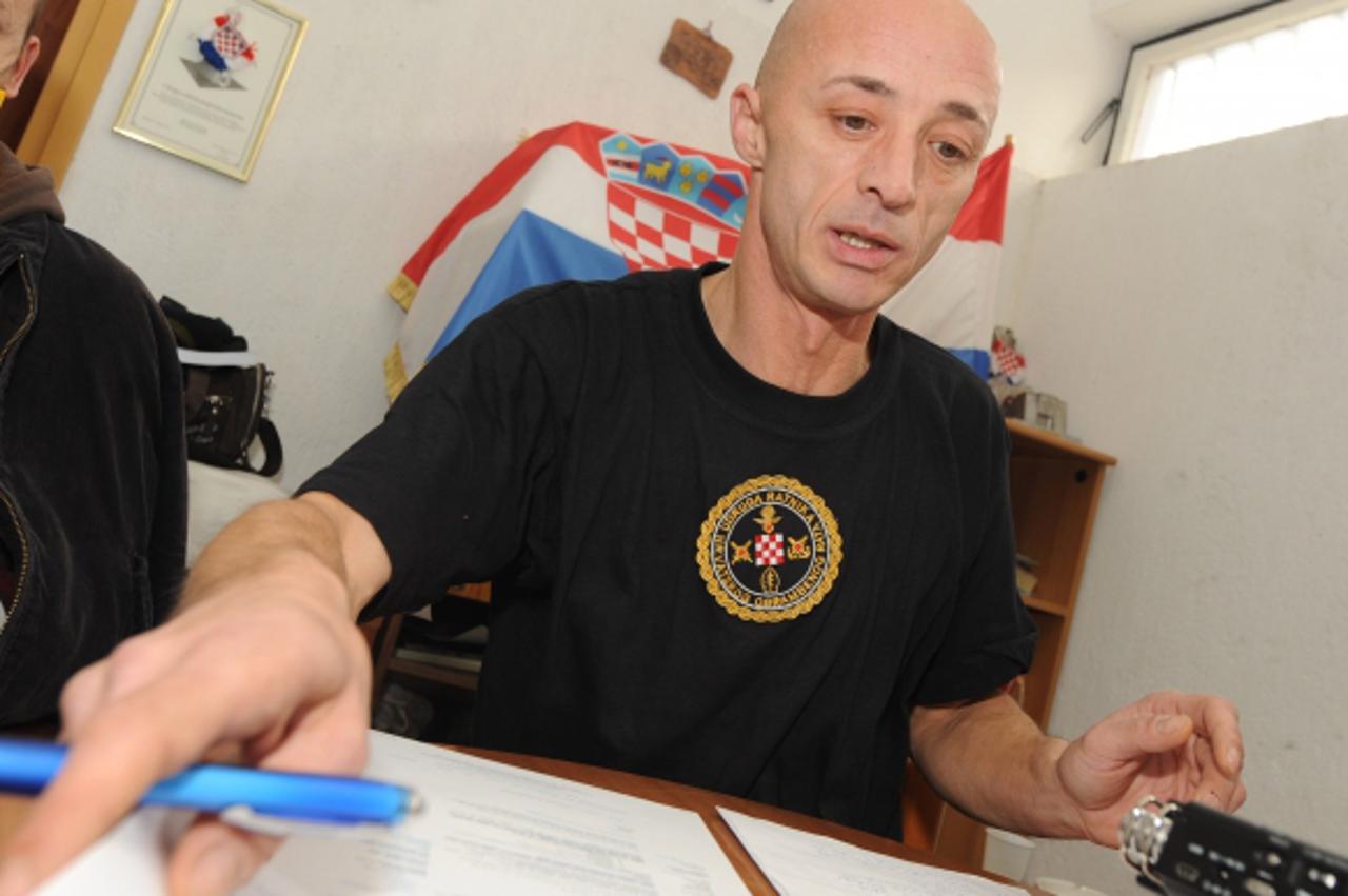 '03.03.2010., Sibenik - U prostorijama sibenske HVIDRE odrzana je tiskovna konferencija na kojoj je Petar Janjic-Tromblon obznanio da ce Udruga ratnika hrvatskog obrambenog rata i HVIDRA Sibenik pokre