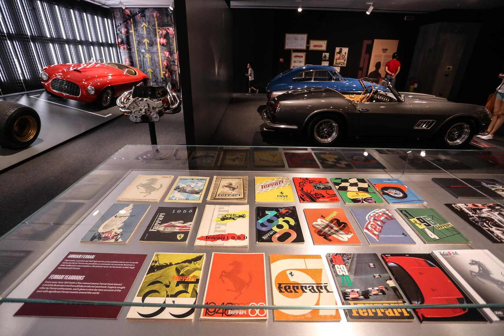 U blizini muzeja nalazi se tvornica Ferrarija, koja je još od 1943. jedan od pokretača talijanskog gospodarstva, gdje se dizajniraju i proizvode Ferrariji, sve osim šasija i karoserija koje još uvijek dolaze iz Carrozzerije Scaglietti u Modeni