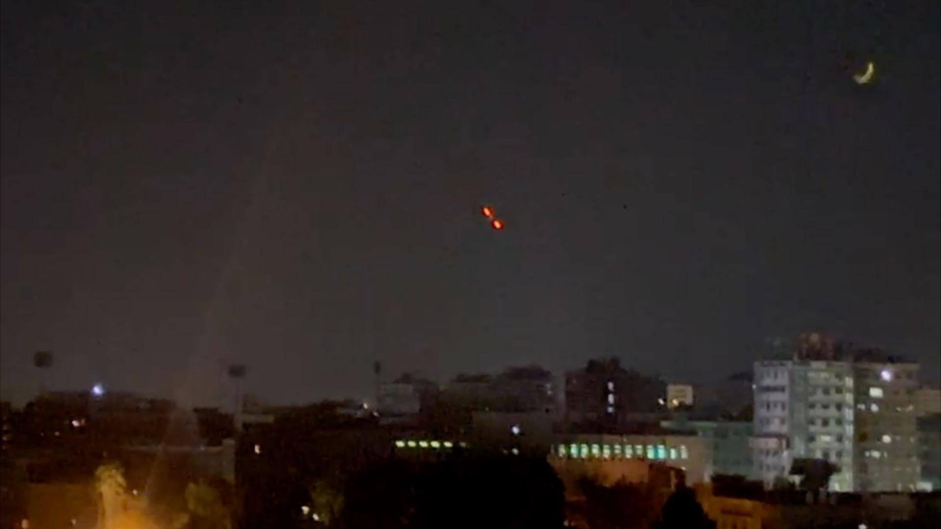 (240414) -- DAMASCUS, April 14, 2024 (Xinhua) -- This screenshot captured from a video footage on April 14, 2024 shows flares from explosions in the sky over Damascus, Syria. (Xinhua/Ji Ze) Photo: Ji Ze/XINHUA