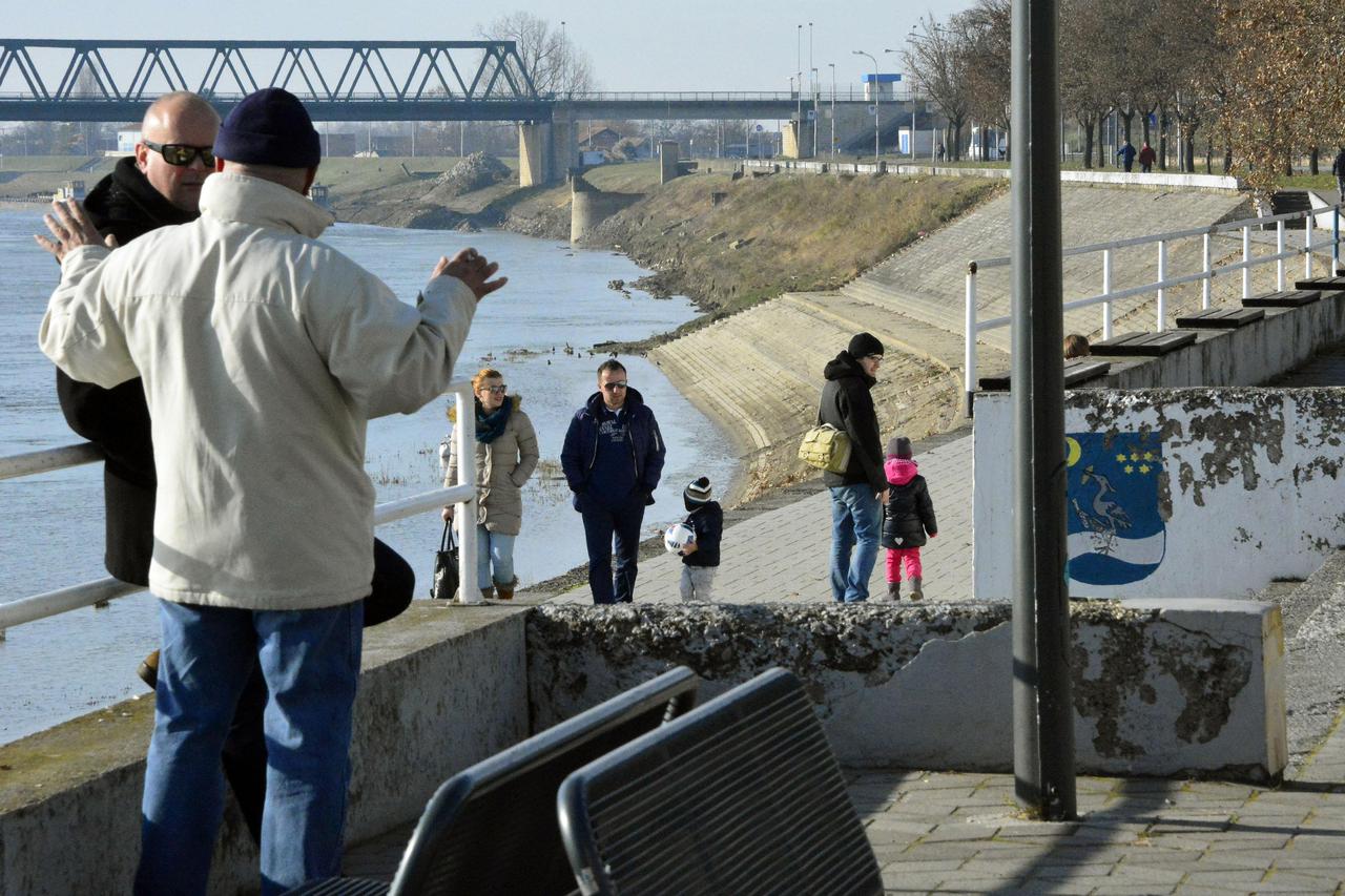 04.12.2016., Slavonski Brod - Suncano ali i vrlo hladno nedjeljno poslijepodne u Slavonskom Brodu.  Photo: Ivica Galovic/PIXSELL