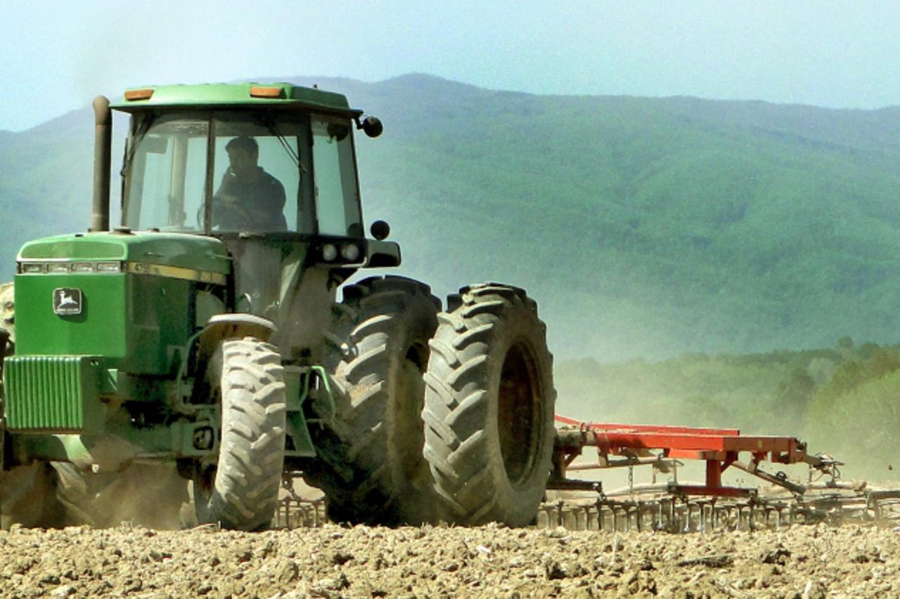 '090311-virovitica - Hrvatska - sjetva na podrucju viroviticko-podravske zupanije dobro napreduje zahvaljujuci dobrom vremenu i dobrim pripremama. seljaci vec dio zasijali, a traktori ce u polju biti 
