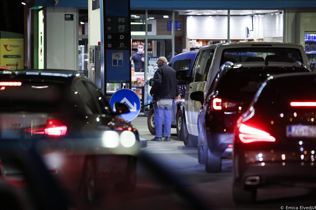 Gužve na benzinskim postajama zbog sutrašnjeg rasta cijena goriva