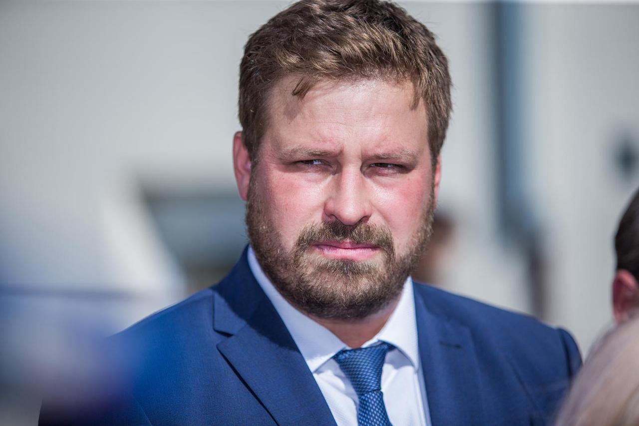 Ispred Centra za socijalnu skrb Đakovo ministrica održala konferenciju za medije