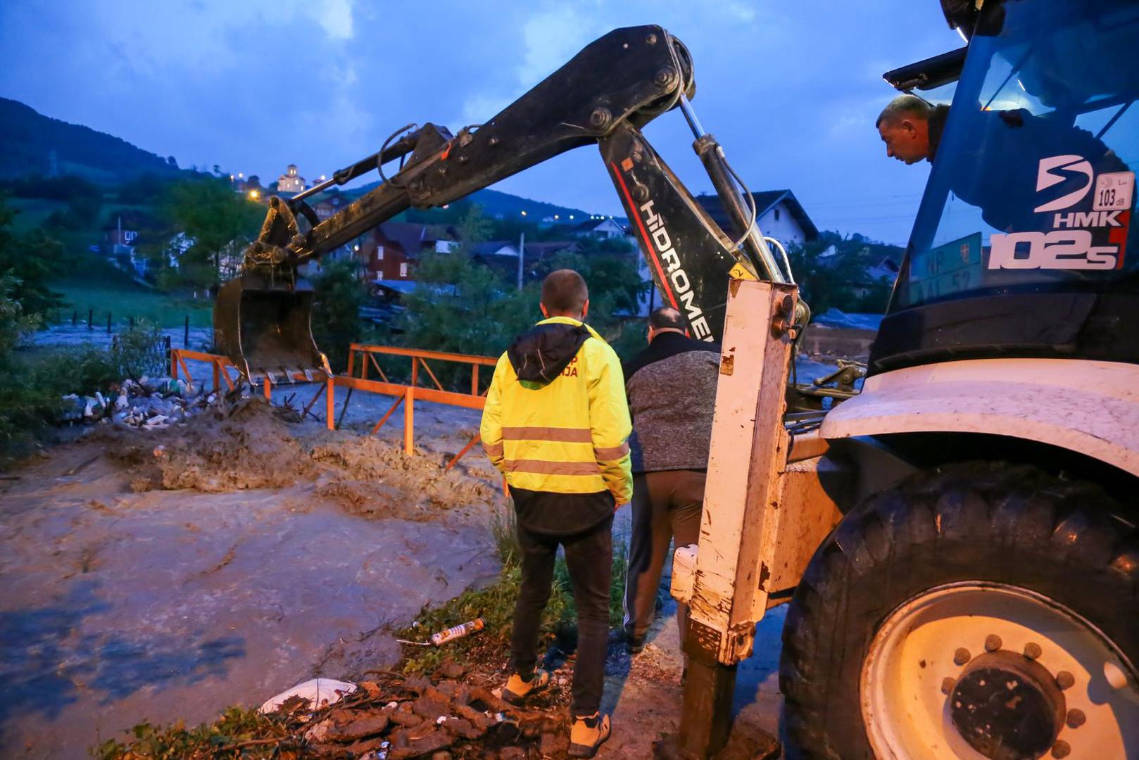 21, May, 2024, Novi Pazar - Novi Pazar was badly hit by the storm, the swollen river Trnavica spilled out of its bed, many citizens are stuck in their houses, teams are on the ground and carry out the necessary interventions. Photo: Elmedin Hajrovic/ATAImages21, maj, 2024, Novi Pazar - Novi Pazar tesko je pogodjen nevremenom, nabujala reka Trnavica izlila se iz svog korita,  brojni gradjani su zaglavljeni u kucama, ekipe su na terenu i vrse neophodne intervencije. Photo: Elmedin Hajrovic/ATAImages Photo: Elmedin Hajrovic/ATA Images/PIXS/PIXSELL