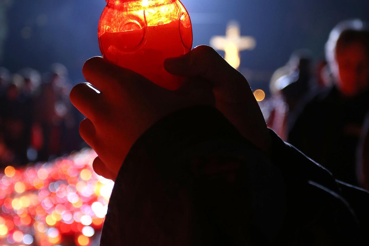 01.11.2012., Zagreb - Blagdan Svih Svetih na Mirogojskom groblju. Buketima cvijeca i zapaljenim svijecama gradjani su svojim najmilijim, kojih vise nema ukrasavali grobove povodom blagdana Svih Svetih.   Photo: 