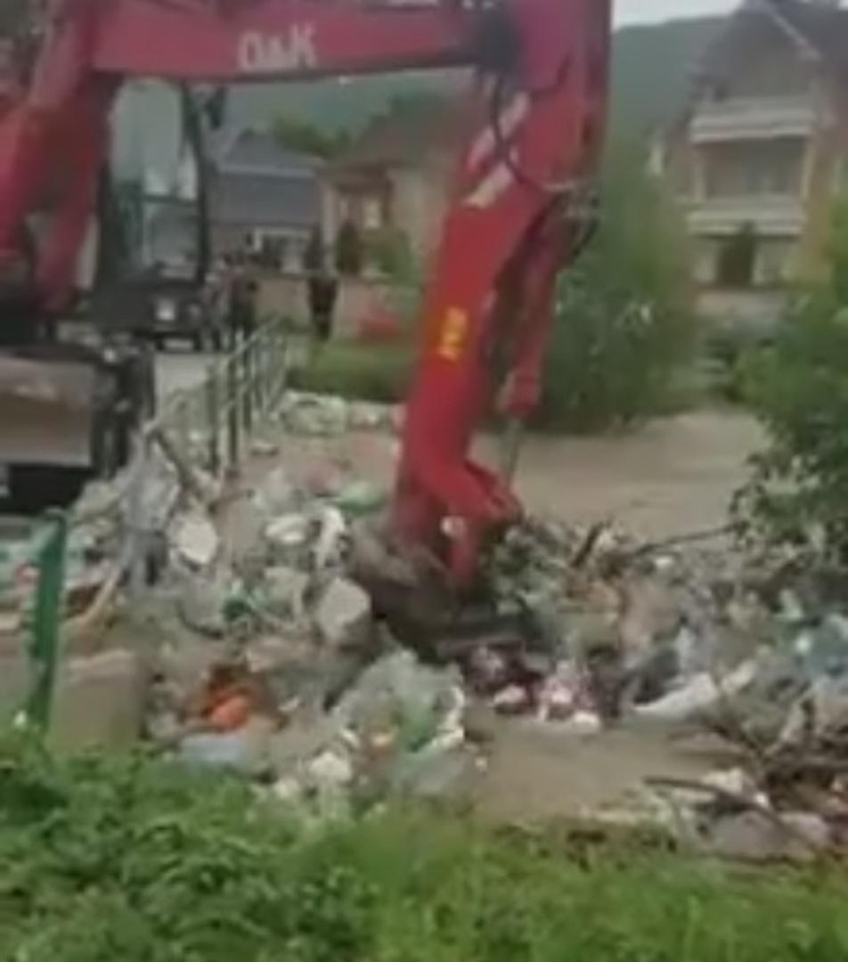 Ljude diljem svijeta šokirala je snimka iz Srbije objavljena na Facebook stranici Severe Weather Europe, a na kojoj je prikazano kako se rješavaju smeća koje je nakupljeno u rijeci tijekom poplava. Snimka je nastala u Novom Pazaru prije dva dana, a na njoj se vidi kako bager sakuplja smeće koje je zapelo i, umjesto u kamion, preko mosta ga baca na drugu stranu rijeke.